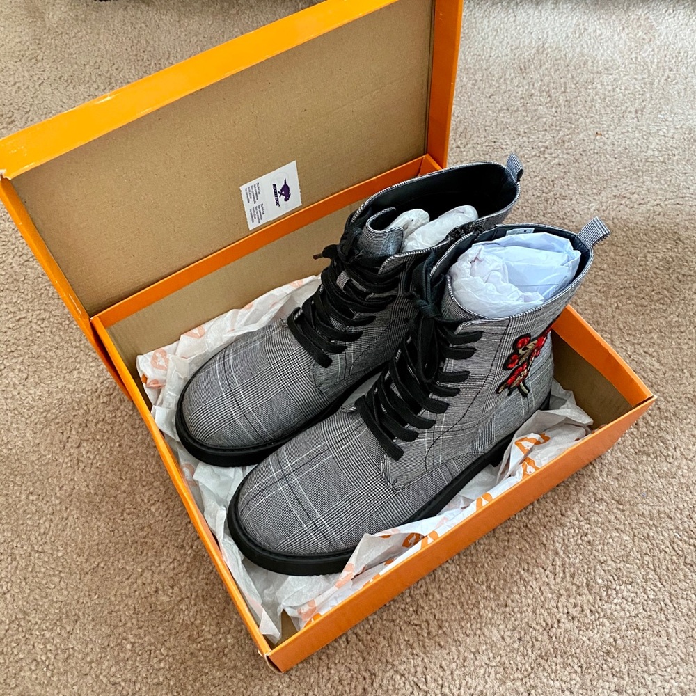 Rocket Dog Jelina Combat Boot (Women's) size 10